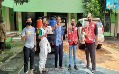 PMI kota Jakarta Pusat lakukan penyemprotan Disinfektan di SMPN 4 Jakarta